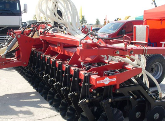 Агродивизион УПЭК на АгроЭкспо2014 презентовал сельхозтехнику ЛКМЗ под новым брендом - "Лозовские машины"